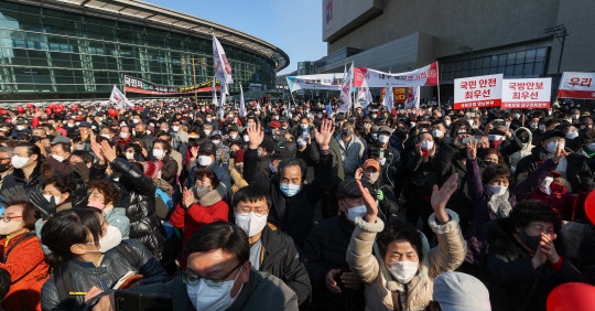 15일 오후 대구 동구 동대구역 광장에서 시민들이 윤석열 국민의힘 대선후보의 유세를 보며 환호하고 있다.<공동취재·연합뉴스>
